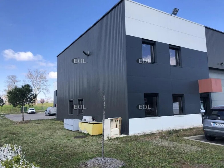 Local d’activités dans Saint-Priest à louer - Photo de l’immeuble – Image 2 sur 9