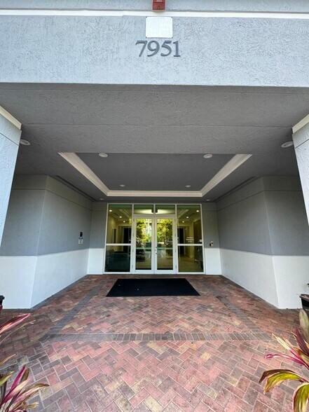 7951 Riviera Blvd, Miramar, FL à louer - Photo de l’immeuble – Image 2 sur 24