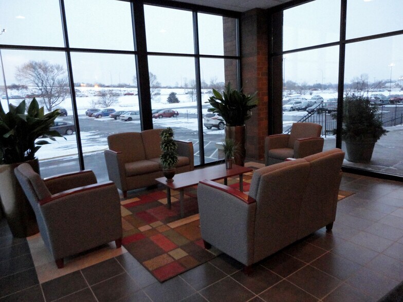 6120 Earle Brown Dr, Brooklyn Center, MN à louer - Photo intérieure – Image 3 sur 5