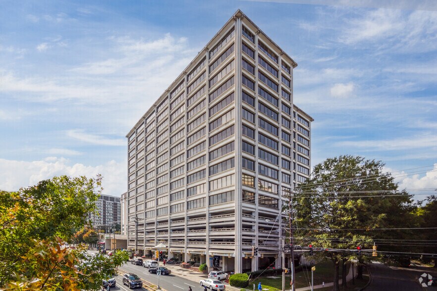 5530 Wisconsin Ave, Chevy Chase, MD à louer - Photo de l’immeuble – Image 3 sur 5