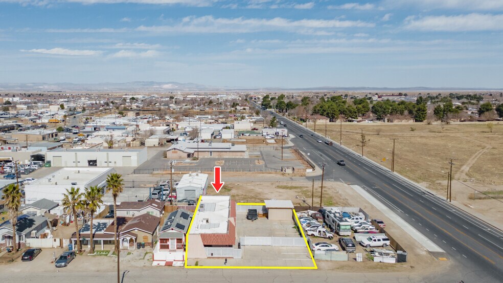 113 W Pillsbury St, Lancaster, CA à vendre - Aérien – Image 1 sur 20