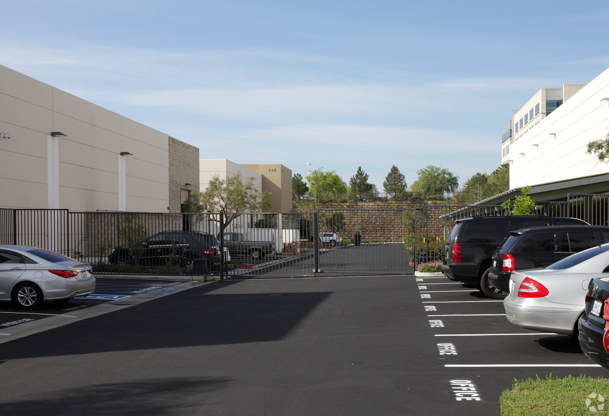 230 Crouse Dr, Corona, CA à louer Photo de l’immeuble– Image 1 sur 6