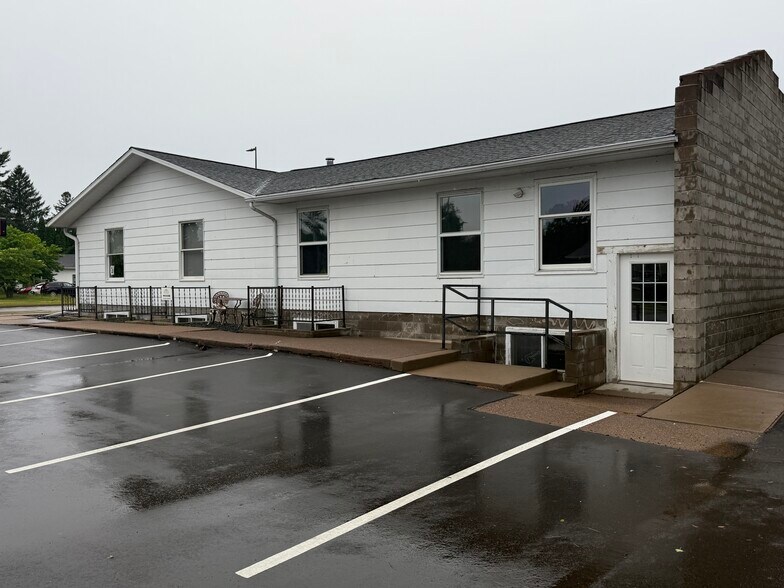 1202 N Broadway St, Menomonie, WI à louer - Photo de l’immeuble – Image 3 sur 8