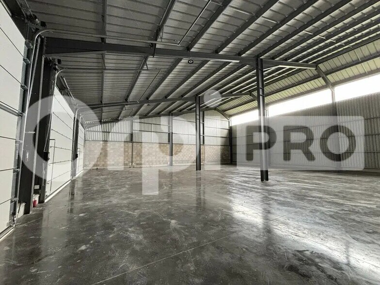 Local d’activités dans Nassigny à louer - Photo de l’immeuble – Image 3 sur 8