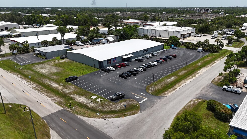 2095 Andrea Ln, Fort Myers, FL à louer - Photo de l’immeuble – Image 1 sur 7