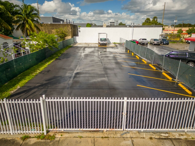 2419 21st, Miami, FL à louer - Photo de l’immeuble – Image 3 sur 4