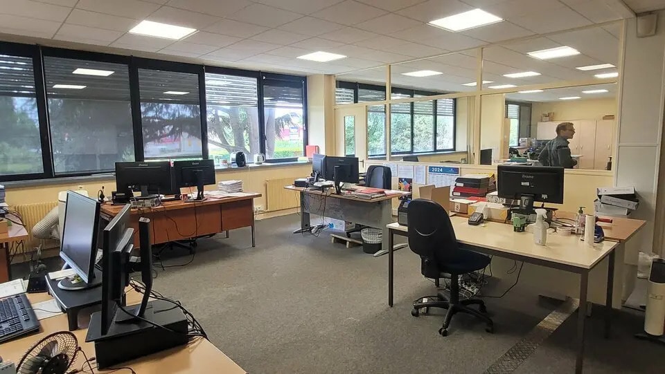 Local d’activités dans Sotteville-Lès-Rouen à louer - Photo de l’immeuble – Image 2 sur 12