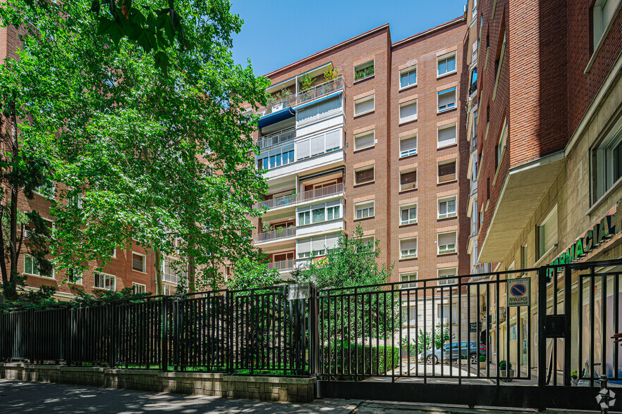 Immeuble residentiel dans Madrid, Madrid à vendre - Photo principale – Image 1 sur 3