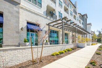 3675 T St, Sacramento, CA à louer Photo de l’immeuble– Image 2 sur 8