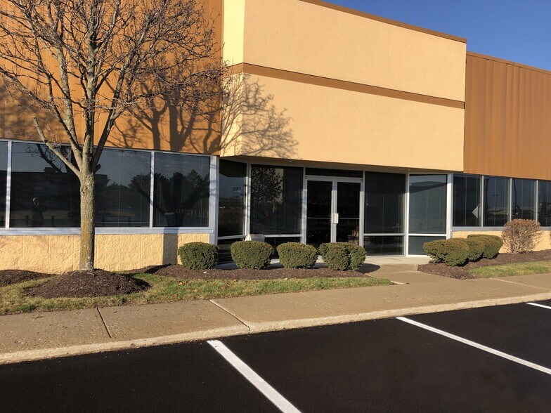 9386 Castlegate Dr, Indianapolis, IN à louer - Photo de l’immeuble – Image 1 sur 5