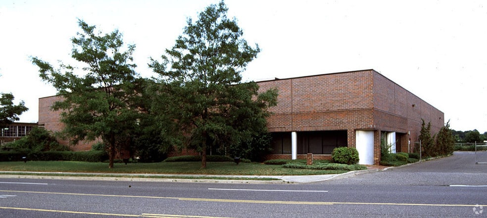 172 New Hwy, Amityville, NY à louer - Photo principale – Image 1 sur 2