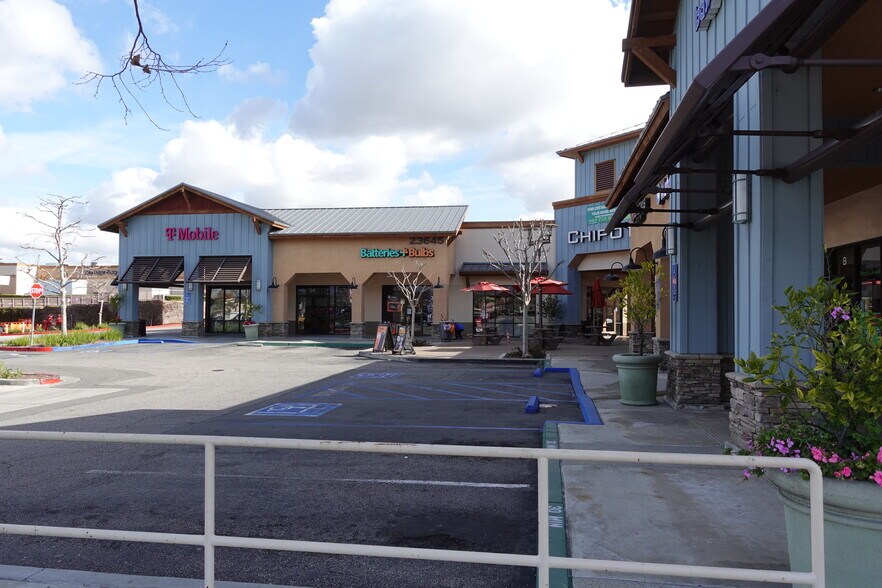 El Toro Rd, Lake Forest, CA à louer - Photo de l’immeuble – Image 2 sur 9
