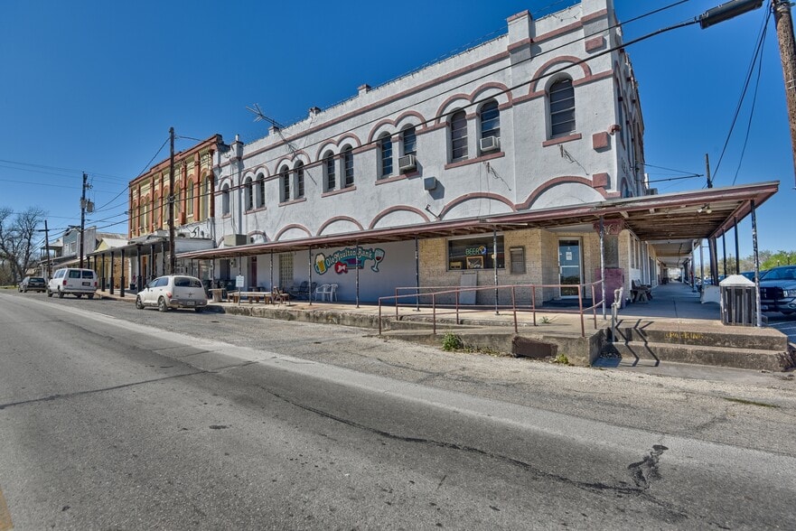 103 N Main, Moulton, TX à vendre - Photo de l’immeuble – Image 2 sur 33