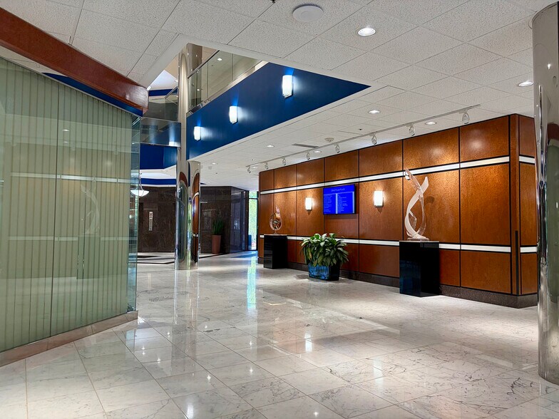 2840 Plaza Pl, Raleigh, NC à louer - Photo de l’immeuble – Image 2 sur 13
