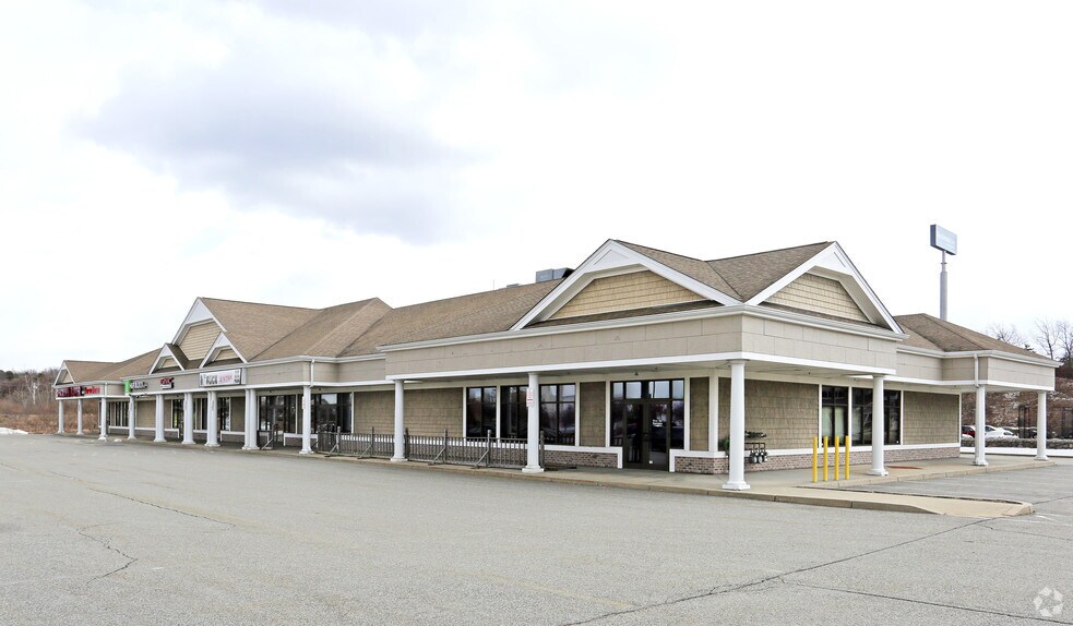 735 Centre of New England Blvd, Coventry, RI à louer - Photo de l’immeuble – Image 3 sur 6