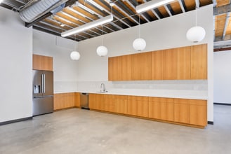 2036-2048 Armacost Ave, Los Angeles, CA à louer Photo intérieure– Image 2 sur 5