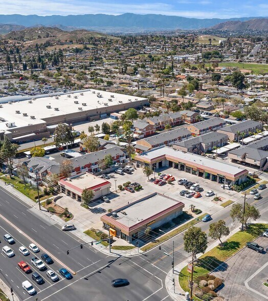 5510 Van Buren Blvd, Riverside, CA à louer - Photo de l’immeuble – Image 1 sur 21
