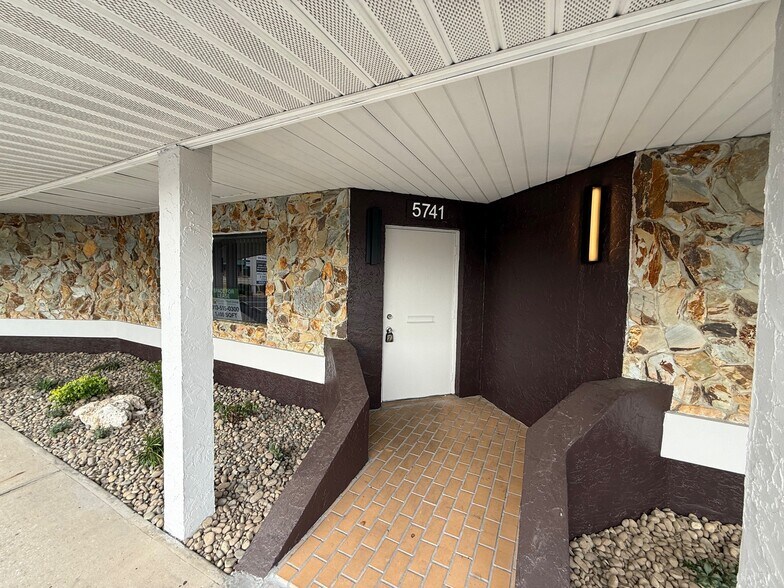 5739-5749 Gall Blvd, Zephyrhills, FL à louer - Photo de l’immeuble – Image 3 sur 20