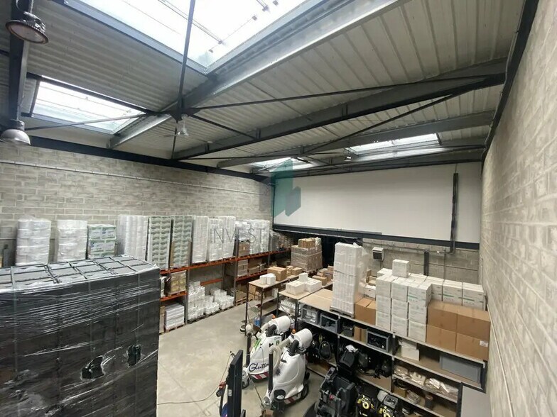 Local d’activités dans Frépillon à louer - Photo de l’immeuble – Image 3 sur 8