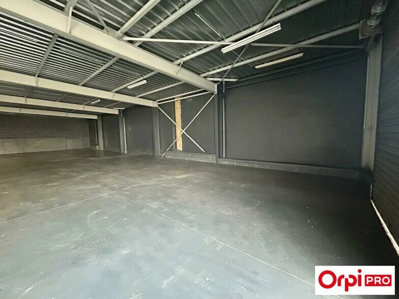 Local d’activités dans Saint-Brieuc à louer - Photo de l’immeuble – Image 3 sur 3