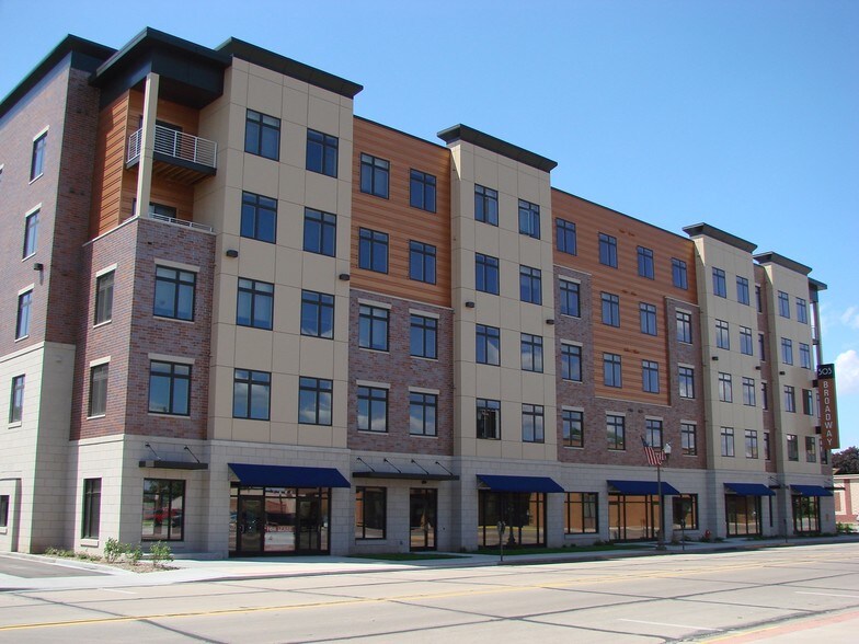 503 Broadway St S, Menomonie, WI à louer - Photo de l’immeuble – Image 3 sur 9