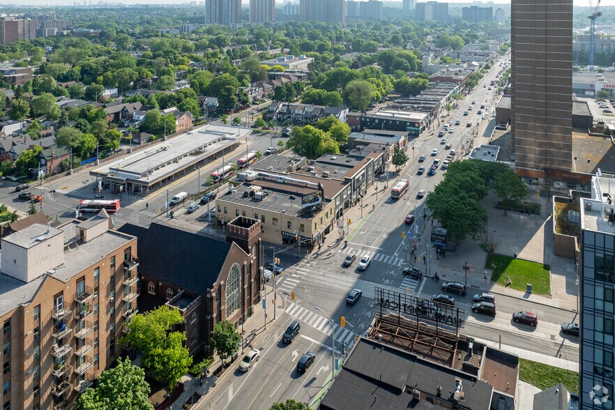 2558 Danforth Av, Toronto, ON à louer - Aérien – Image 2 sur 2