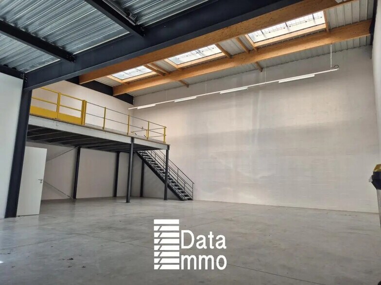 330 Avenue Marguerite Perey, Lieusaint à louer - Photo de l’immeuble – Image 2 sur 9