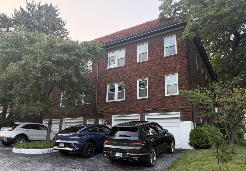 7700 Shirley Dr, Clayton, MO à vendre - Photo de l’immeuble – Image 3 sur 24