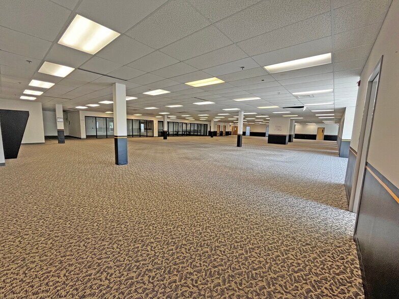 35 Industrial Way, Rochester, NH à louer - Photo de l’immeuble – Image 3 sur 5