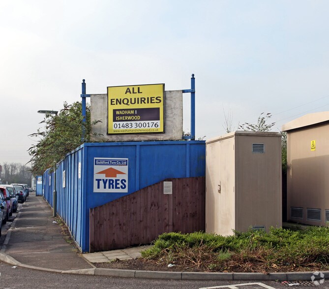 5 Woodbridge Mdws, Guildford à louer - Photo de l’immeuble – Image 2 sur 2