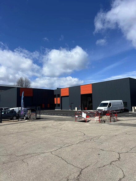 Local d’activités dans Roche-la-Molière à louer - Photo de l’immeuble – Image 1 sur 11
