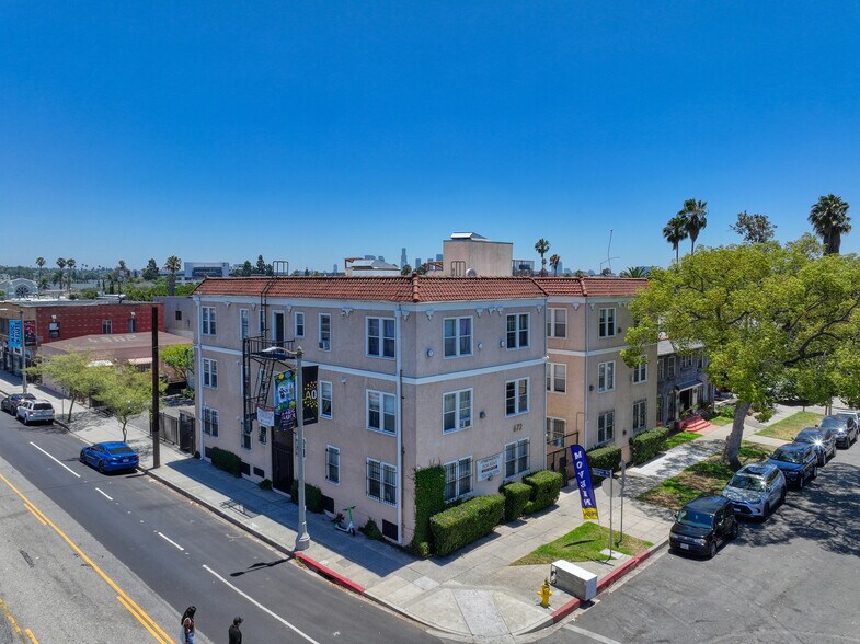 672 N Kenmore Ave, Los Angeles, CA à vendre - Photo de l’immeuble – Image 2 sur 17