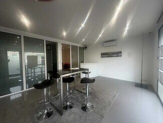 Plus de détails pour Local commercial à louer