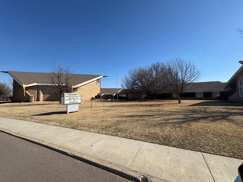 10100 Ridgeview Dr, The Village, OK à vendre - Photo de l’immeuble – Image 1 sur 10