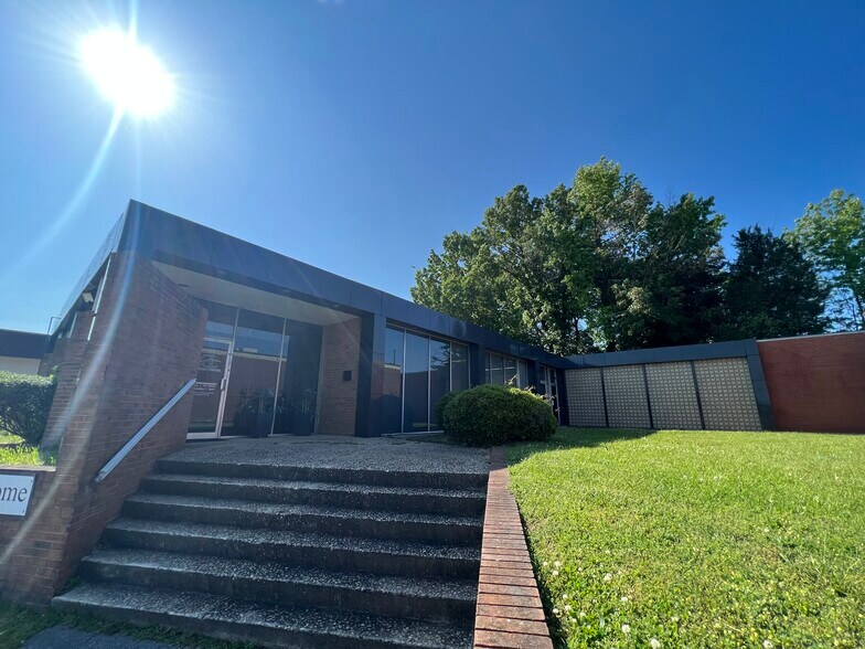 1710 E Bessemer Ave, Greensboro, NC à louer - Photo de l’immeuble – Image 1 sur 13