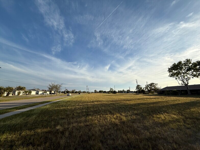 2.53 ACRE COMMERCIAL CORNER SITE portefeuille de 2 biens à vendre sur LoopNet.fr - Photo de l’immeuble – Image 2 sur 3