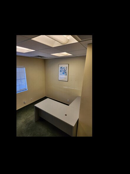 348 E Olive Ave, Burbank, CA à louer - Photo intérieure – Image 2 sur 7