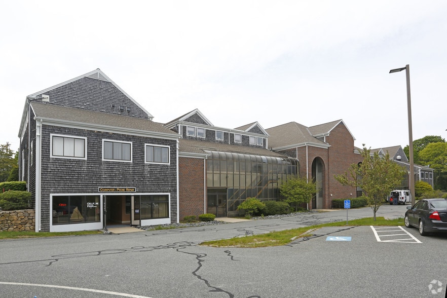 205 Worcester Ct, Falmouth, MA à vendre - Photo principale – Image 1 sur 44