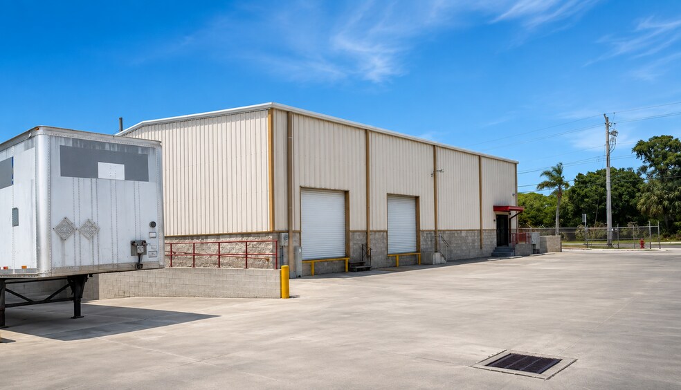 913 Edwards Rd, Fort Pierce, FL à louer - Photo de l’immeuble – Image 2 sur 2