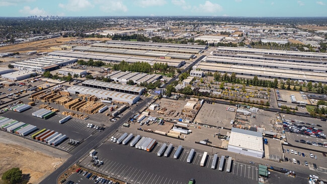 Plus de détails pour 8200-8250 Ferguson Ave, Sacramento, CA - Bureau, Industriel/Logistique à louer