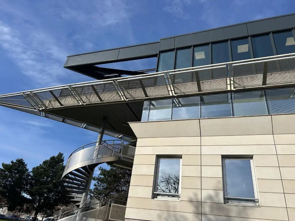 Bureau dans Bron à louer Photo de l’immeuble– Image 1 sur 3