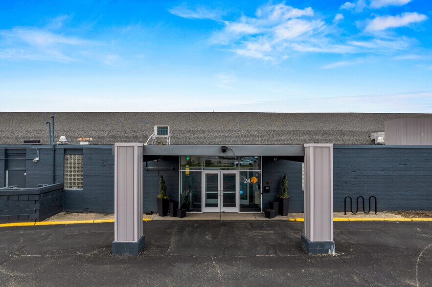 400 W Maple Rd, Troy, MI à vendre - Photo de l’immeuble – Image 3 sur 42