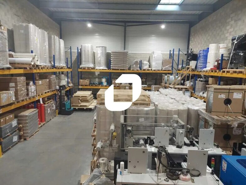 Local d’activités dans Élancourt à louer - Photo de l’immeuble – Image 1 sur 8