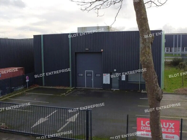 Local d’activités dans Ploufragan à louer - Photo de l’immeuble – Image 1 sur 7