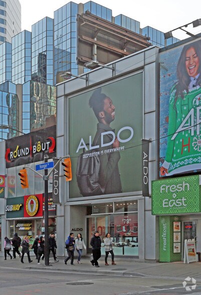 332 Yonge Street Toronto, Toronto, ON à vendre - Photo de l’immeuble – Image 2 sur 3