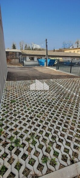 Local d’activités dans Mornant à louer - Photo de l’immeuble – Image 3 sur 3