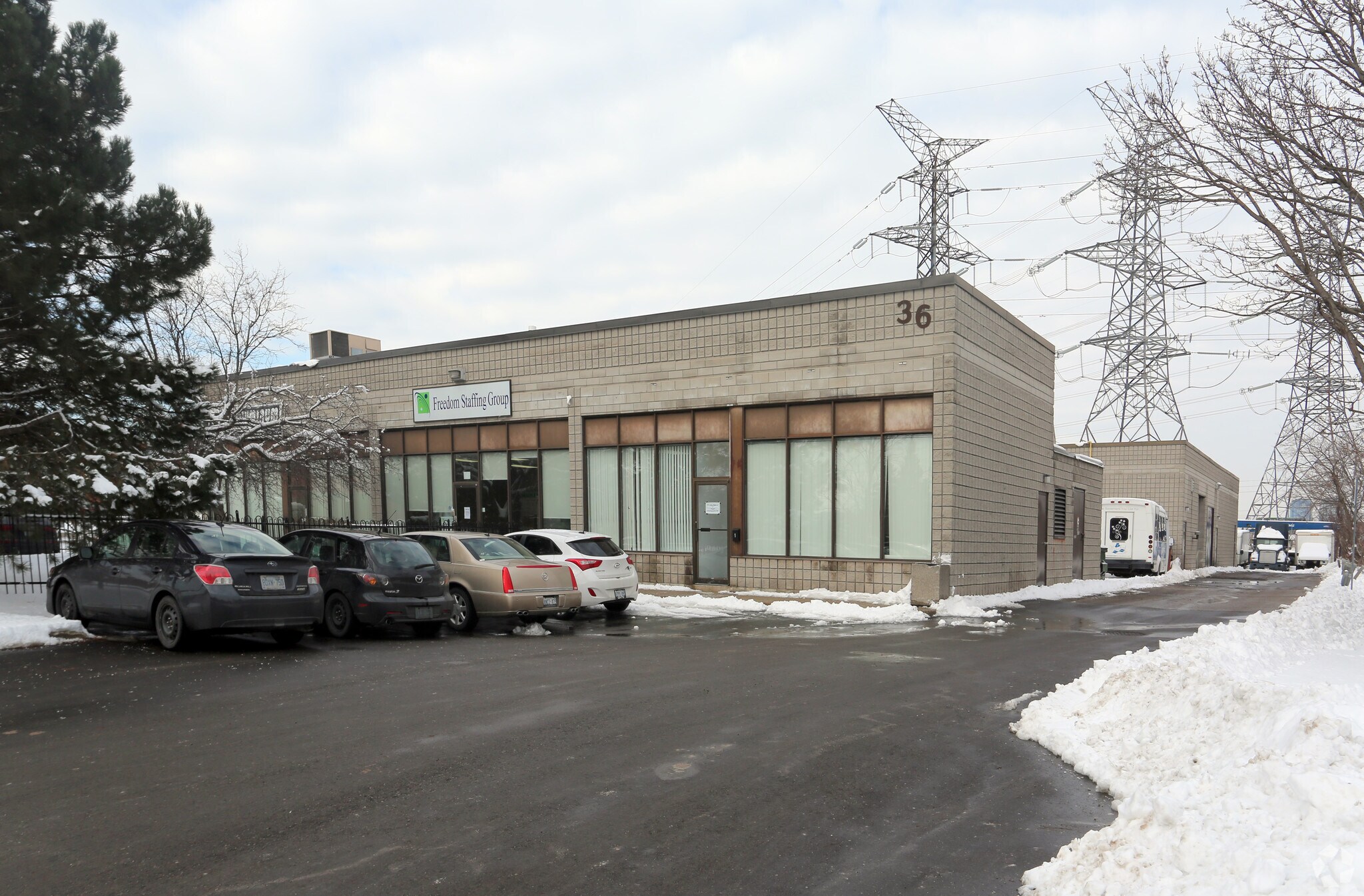 36 Bessemer Ct, Concord, ON à louer Photo principale– Image 1 sur 4