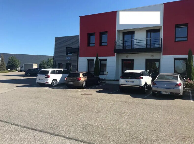 1 Rue De Lombardie, Saint-Priest à louer - Photo de l’immeuble – Image 2 sur 4