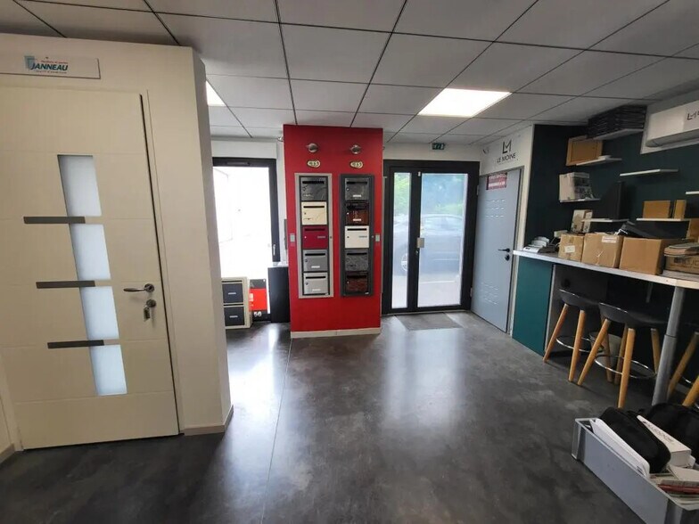 Bureau dans Saint-Laurent-de-Mure à louer - Photo de l’immeuble – Image 3 sur 4