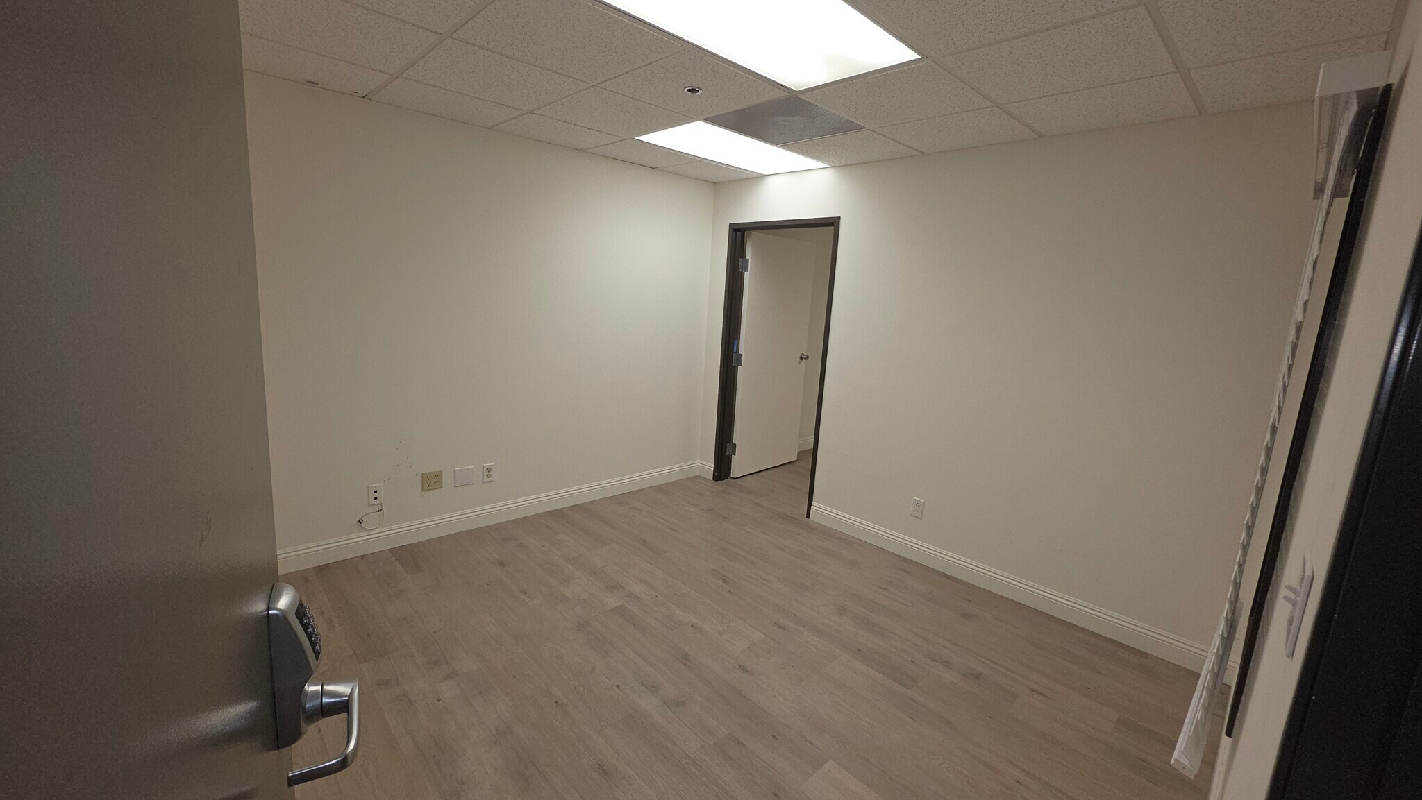 15130-15132 Ventura Blvd, Sherman Oaks, CA à louer Photo intérieure– Image 1 sur 2